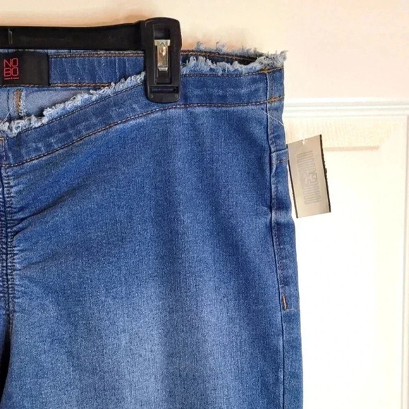 No Boundaries Juniors Ruched Flare Jeans.  Size 15 (New) - Picture 4 of 8